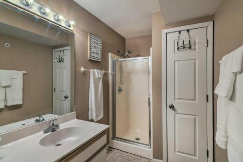 Bilik mandi di Modern Resort Condo about 3 Mi to Branson Landing