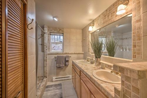 Gallery image of Cozy Home with Hot Tub - 11 Mi to Rainbow Falls in Woodland Park