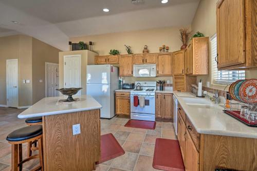 Η κουζίνα ή μικρή κουζίνα στο Fort Mohave Family Home with Golf Course Views!