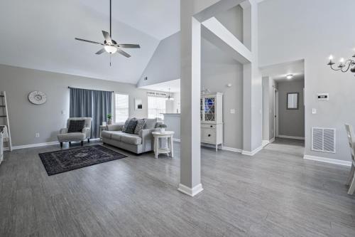 un soggiorno con un divano e un ventilatore a soffitto di Bright Open House Minutes To Downtown Cartersville a Cartersville