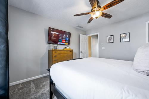 a bedroom with a bed and a ceiling fan at Superb For Traveling Workers Near Cartersville MC in Cartersville