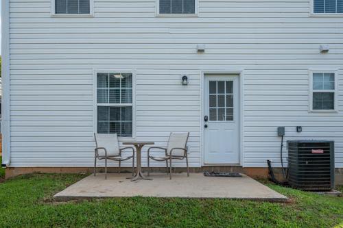 a table and chairs in front of a house at Superb For Traveling Workers Near Cartersville MC in Cartersville