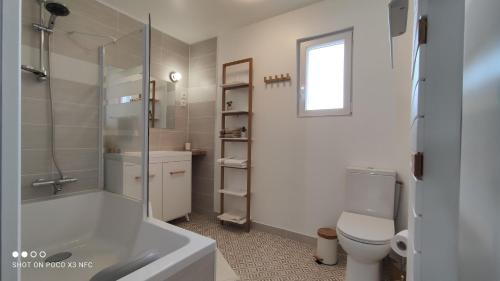 een badkamer met een douche, een toilet en een wastafel bij La pause au cub, maison cubique tout confort in Hinges