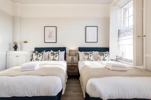 מיטה או מיטות בחדר ב-Host & Stay - The Seel Street Townhouse