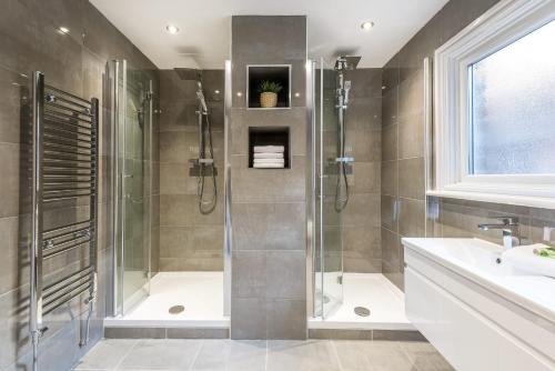 uma casa de banho com um chuveiro e um lavatório. em Host & Stay - The Seel Street Townhouse em Liverpool