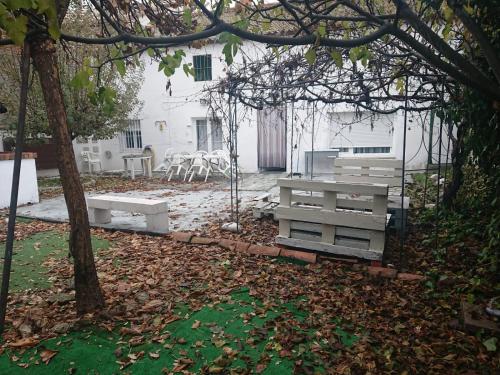 Fotografie z fotogalerie ubytování La Nava, casa de pueblo con patio y calefacción con chimenea v destinaci Nava de la Asunción