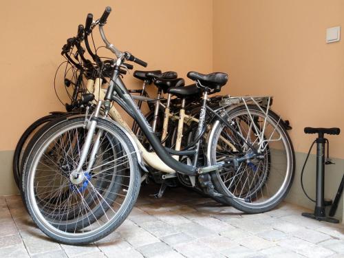 two bikes are parked next to a wall at Fewo CANALETTO im Stadtzentrum in Dresden