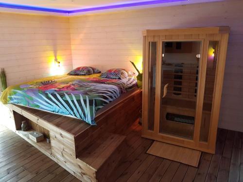 - une chambre avec un lit et une porte en verre dans l'établissement La Vigne d'Aubière 2, à Aubière