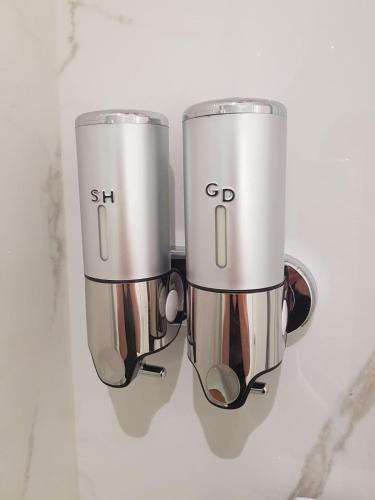 2 machines à café suspendues sur un mur dans l'établissement La Vigne d'Aubière 2, à Aubière