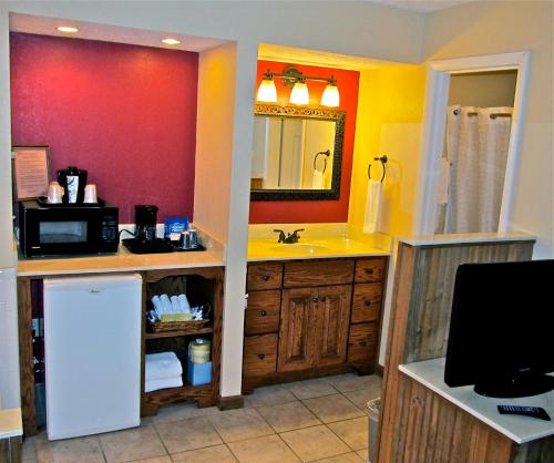 Una cocina o zona de cocina en Jonathan Creek Inn and Villas