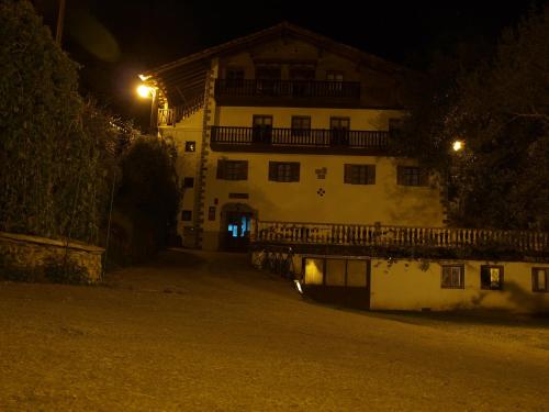 Edificio en el que se encuentra el hostal o pensión