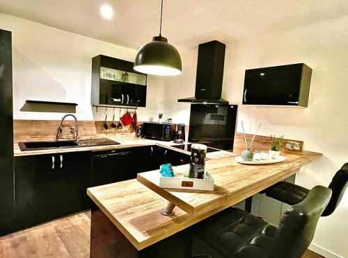 une cuisine avec un comptoir en bois et un évier dans l'établissement *FONTAINE MOUSSUE*HYPER CENTRE*T2 STANDING*, à Salon-de-Provence