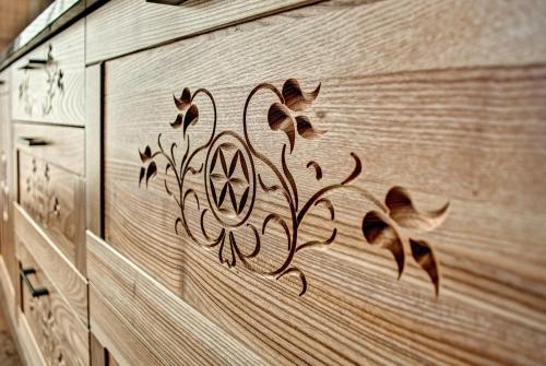 a wooden drawer with a metal design on it at Jędroskowe Chatki in Witów