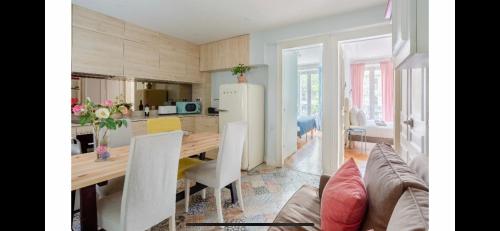 Il dispose d'une cuisine et d'un salon avec une table et un réfrigérateur. dans l'établissement PARIS 6 MONTPARNASSE ST GERMAIN, à Paris