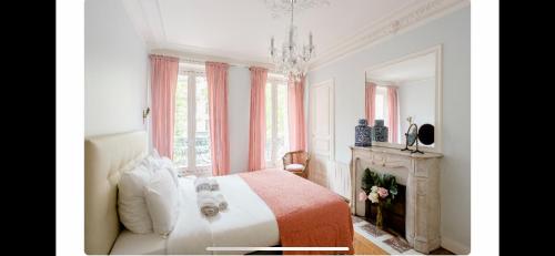 パリにあるPARIS 6 MONTPARNASSE ST GERMAINの白いベッドルーム(ベッド1台、暖炉付)