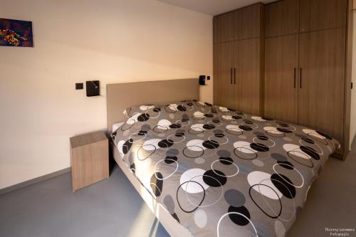 a bedroom with a large bed with hats on it at Vakantiewoning Xalot in Tongeren
