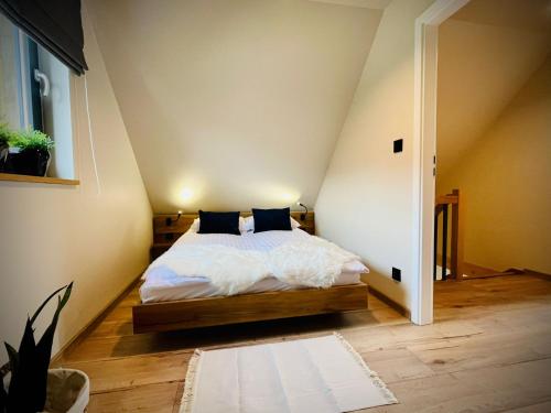 um quarto com uma cama num sótão em Osada Źródlana em Kowary