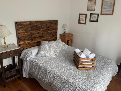 Puerto de BéjarにあるCasa Camino Realのベッドルーム1室(ベッド1台、タオル2枚付)