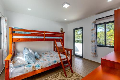 Tempat tidur susun dalam kamar di Brand-New 3-Bedroom with Pool Near Beach