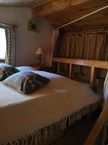 une chambre avec un grand lit dans une pièce dans l'établissement Petit studio atypique et cosy en Provence, à Saint-Étienne-les-Orgues
