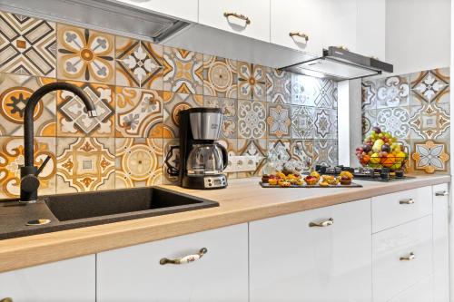 Kuchyň nebo kuchyňský kout v ubytování Institutul Național de Neurologie - Sudului 303 by MRG Apartments