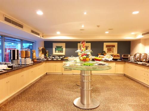 Una cocina grande con una mesa con comida encima. en Jura Hotels Mavi Sürmeli Adana, en Adana