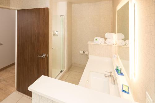 Kylpyhuone majoituspaikassa Holiday Inn Express & Suites La Porte, an IHG Hotel