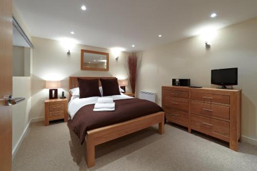 A bed or beds in a room at The Paramount Apartments By Flying Butler 