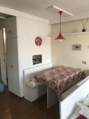 En eller flere senger på et rom på Appartamento con vista unica Condominio Grand'Ourse