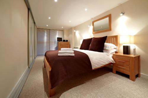 A bed or beds in a room at The Paramount Apartments By Flying Butler 