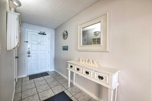y baño con tocador blanco y espejo. en Beachfront PCB Escape with Free Beach Chair Services, en Panama City Beach
