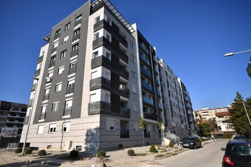 un edificio alto al lado de una calle en Skopje Apartments near central Bus Station JK APARTMENTS, en Skopje