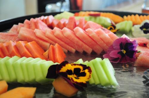 un vassoio pieno di diversi tipi di cibo su un tavolo di Magia Beachside Condo a Playa del Carmen