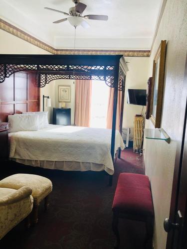 Ένα ή περισσότερα κρεβάτια σε δωμάτιο στο Historic Palace Hotel