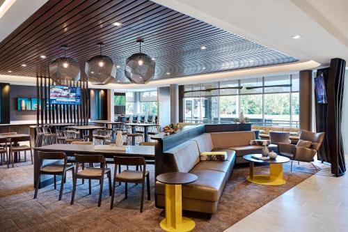 コットンウッドにあるSpringHill Suites by Marriott Cottonwoodのソファ、テーブル、椅子が備わるレストラン