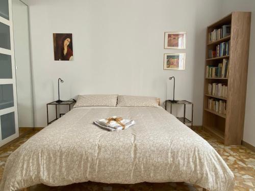 ボローニャにあるMazzini Malpighi Apartmentのぬいぐるみが置かれたベッドのある寝室