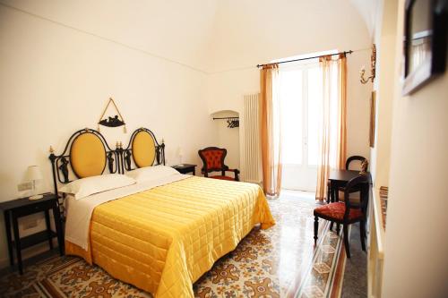 アルタムーラにあるB&B del Duomoのベッドルーム1室(黄色い毛布付きのベッド1台付)