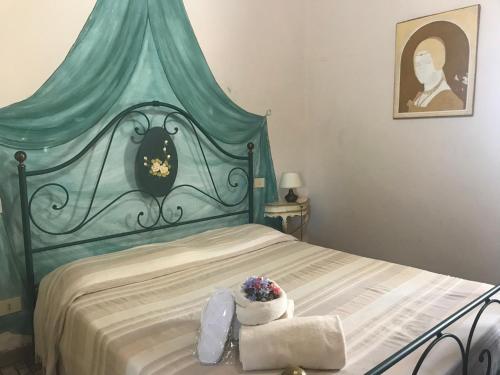 a bed with a green canopy in a room at Il Fiorino di Badia in Badia A Passignano
