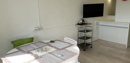 Ένα ή περισσότερα κρεβάτια σε δωμάτιο στο DUPLEX 4 pers super murat 1200 m alt prox mont dore bourboule sancy