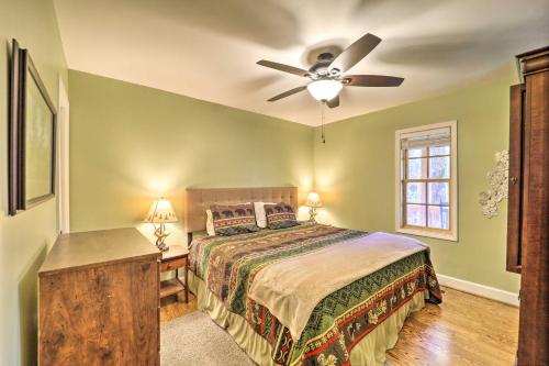 ein Schlafzimmer mit einem Bett und einem Deckenventilator in der Unterkunft Golf and Resort Amenities Newland Mountain Cabin in Newland