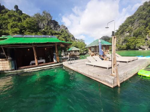 The swimming pool at or close to Paolyn Houseboats Coron Island