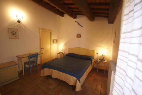 Ένα ή περισσότερα κρεβάτια σε δωμάτιο στο Borgo Di Fonni