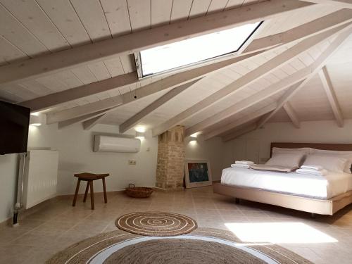 Posteľ alebo postele v izbe v ubytovaní Gallery Suites Parga