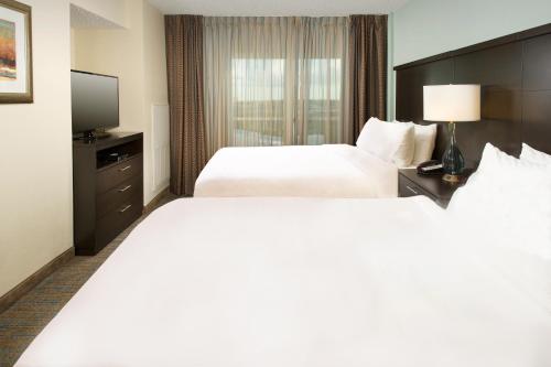 Postel nebo postele na pokoji v ubytování Staybridge Suites - Colorado Springs NE Powers by IHG