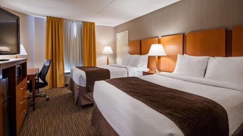 Habitación de hotel con 2 camas y TV de pantalla plana. en Best Western La Plata Inn, en La Plata