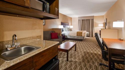 Dapur atau dapur kecil di Best Western Granbury Inn and Suites