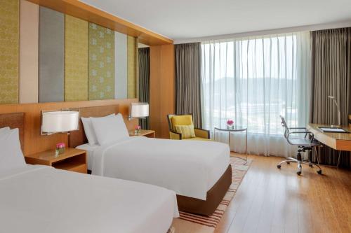 Ένα ή περισσότερα κρεβάτια σε δωμάτιο στο Radisson Blu Hotel Guwahati