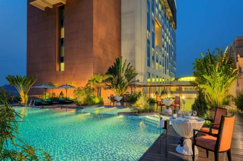 Radisson Blu Hotel Guwahati tesisinde veya buraya yakın yüzme havuzu