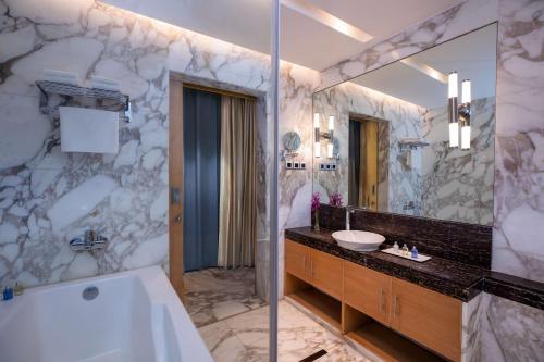Koupelna v ubytování Radisson Blu Marina Hotel Connaught Place