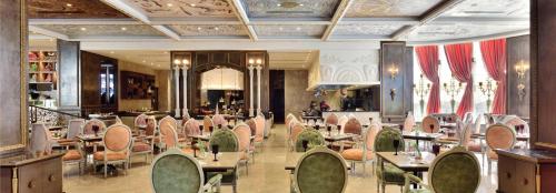 Restoran või mõni muu söögikoht majutusasutuses Radisson Blu MBD Hotel Noida